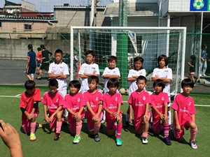 難波優一が創設したサッカー・フットサルチームの子どもたち