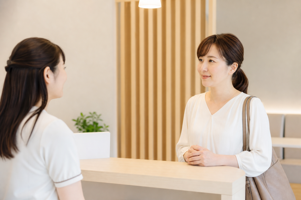 交通事故後の手続きについて相談する女性