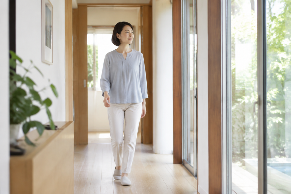 自宅で無理のない範囲の日常動作をする女性