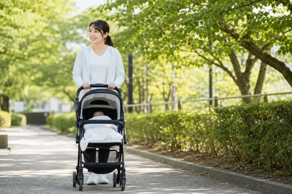 ベビーカーで無理のない散歩をする産後女性