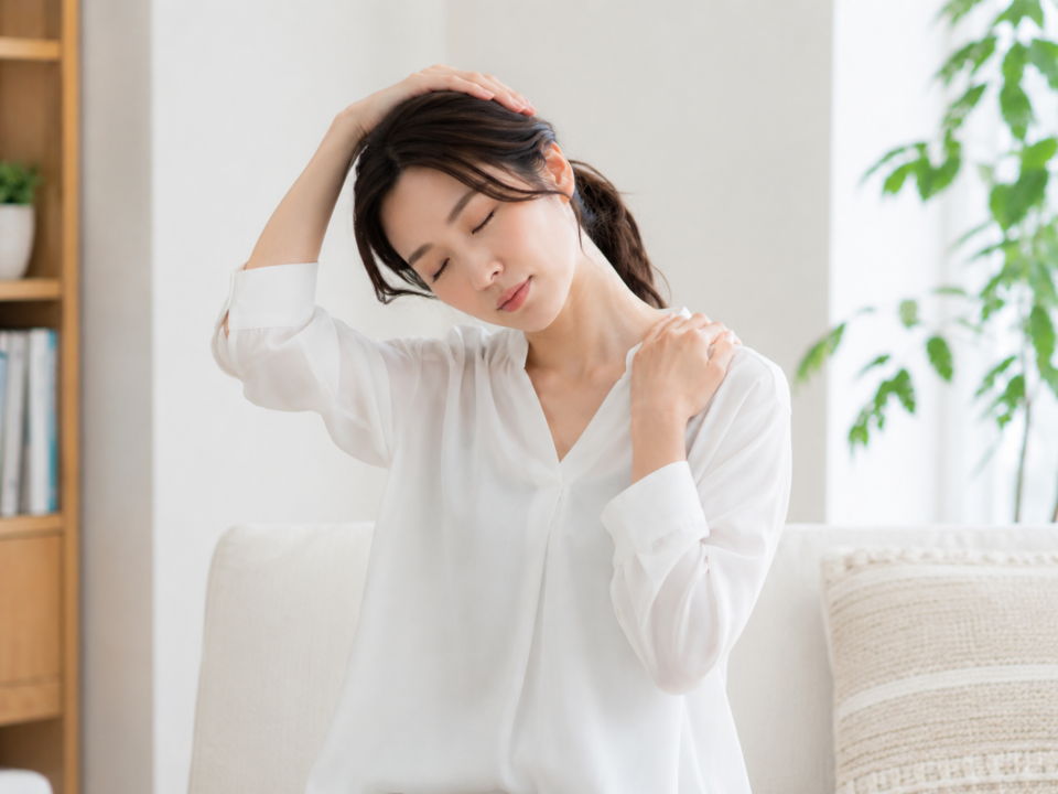 自宅でできる首から肩のストレッチをする女性