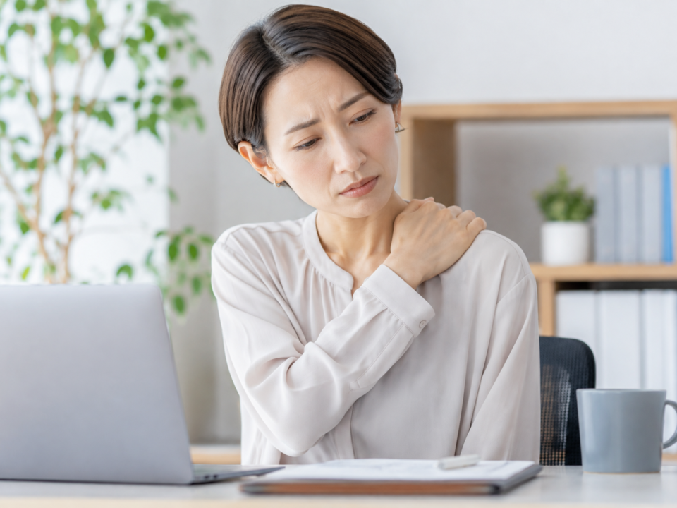 左肩だけの肩こりに悩む30代女性