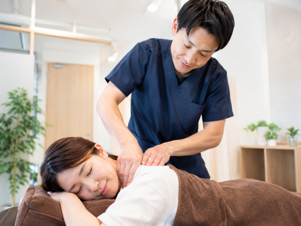 肩こりと片側の頭痛に悩む女性の首と肩の状態