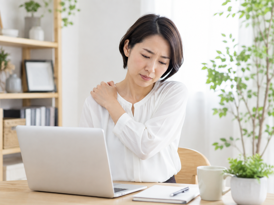 右肩だけの肩こりに悩むデスクワーク中の女性