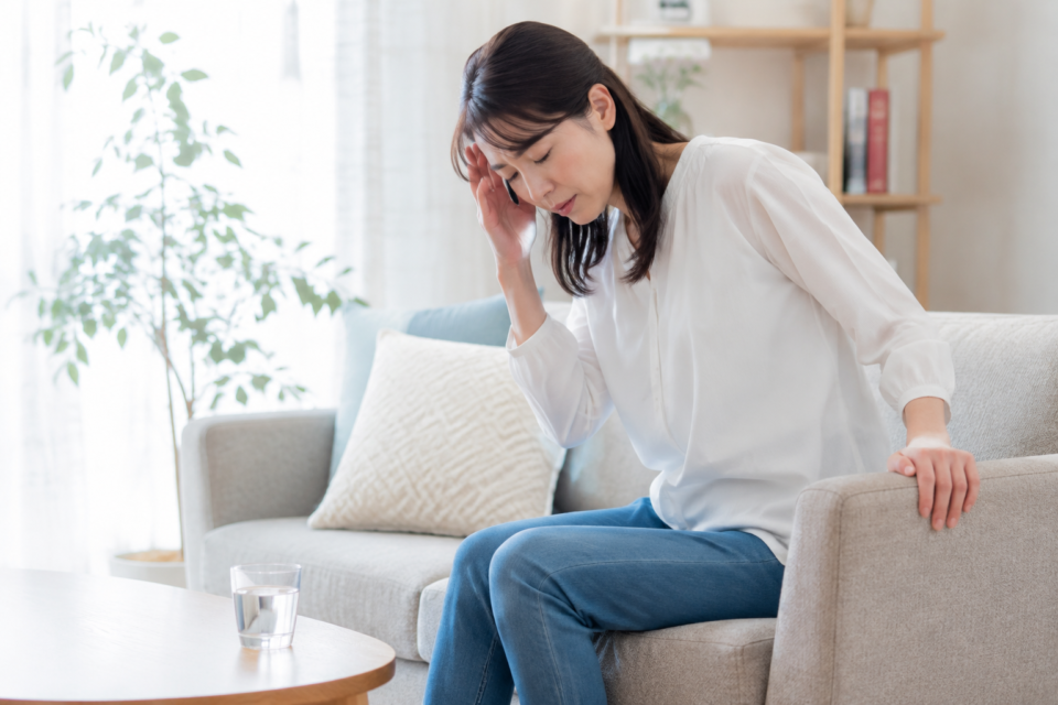頭痛やふらつきがあるとき安全に休む女性