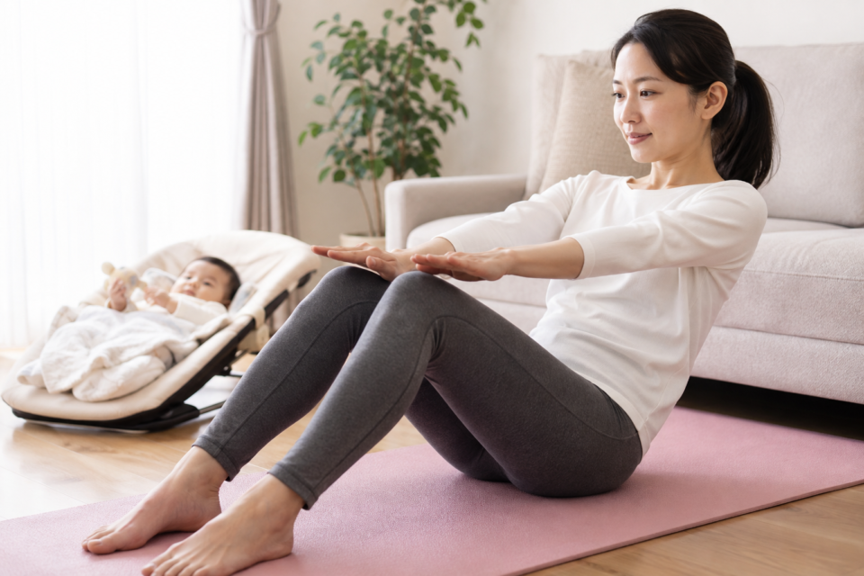 赤ちゃんを見守りながら無理のない運動をする産後の女性