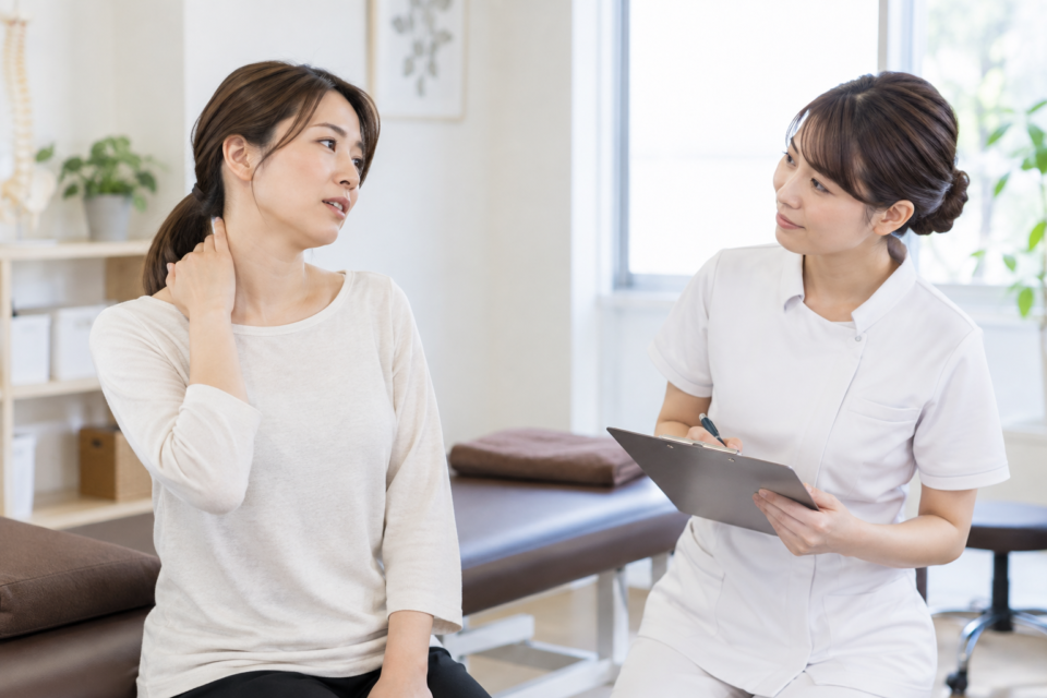 むち打ち後の首の動かしやすさを確認する女性