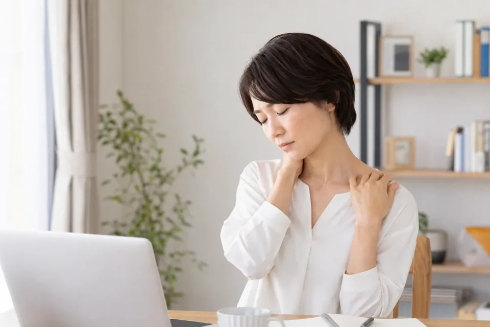 ストレートネックと四十肩は関係する？巻き肩・肩の痛みとの違い