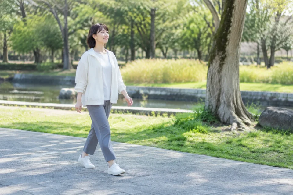 無理のないペースで公園を歩く女性