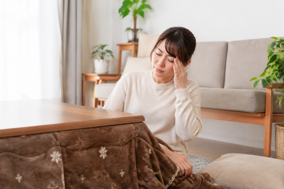 休息中に頭痛を感じる女性