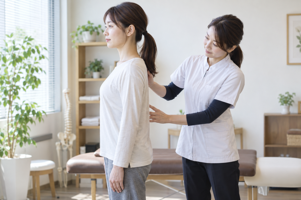 女性施術者が姿勢を確認している様子